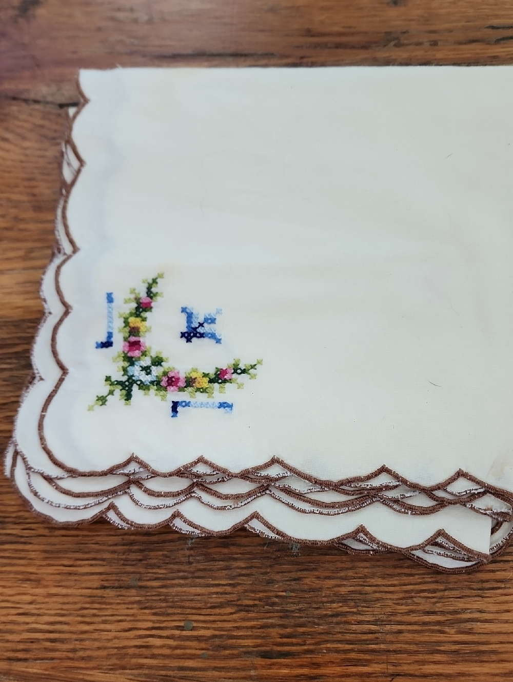 🩵 Embroidered White Linen Napkins with Floral Cross-Stitch